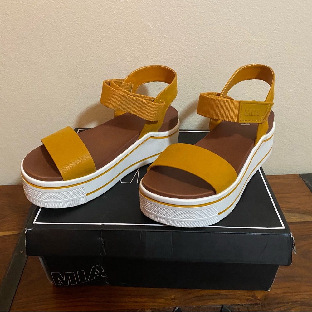 Mia sandals size 6.5